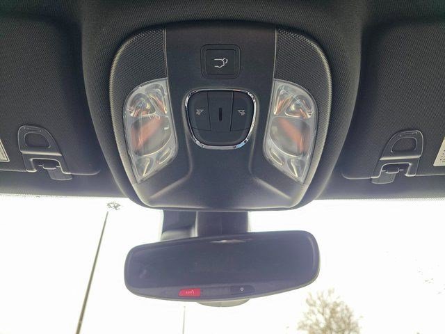 New 2026 Silver Zynith Metallic Clearcoat Jeep Latitude Altitude image 33