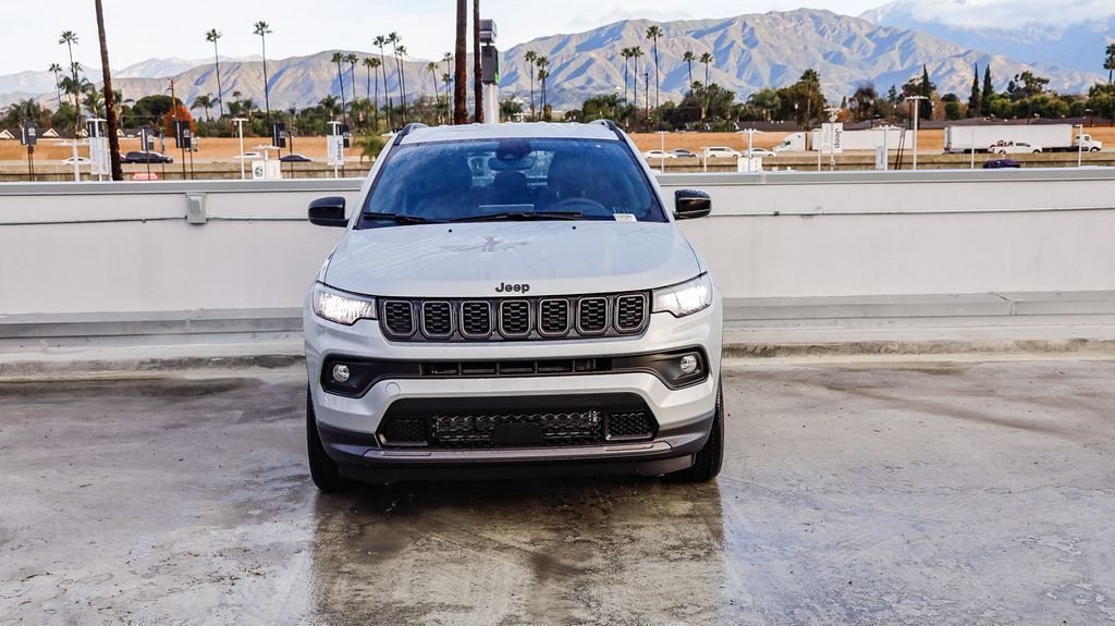 New 2026 silver zynith metallic clearcoat Jeep Latitude image 3