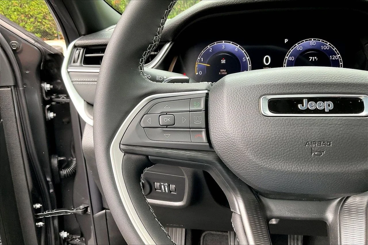 New 2026 Baltic Gray Metallic Clearcoat Jeep Laredo image 22
