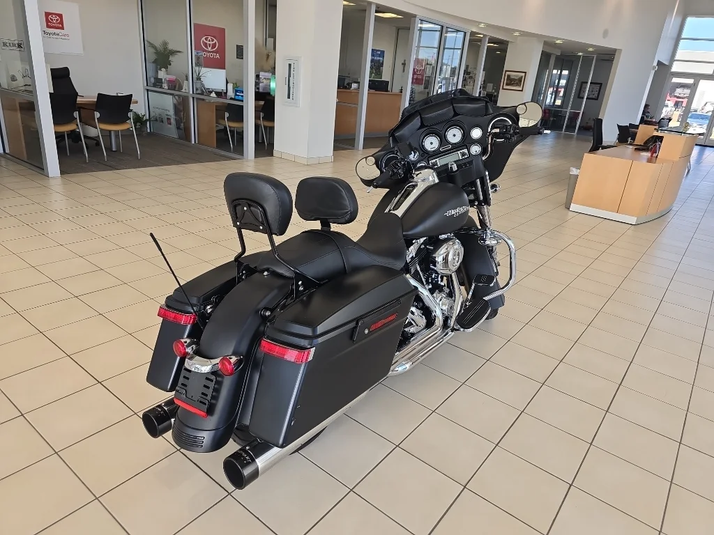 Used 2012  Harley-Davidson MOTORCYCLE image 3