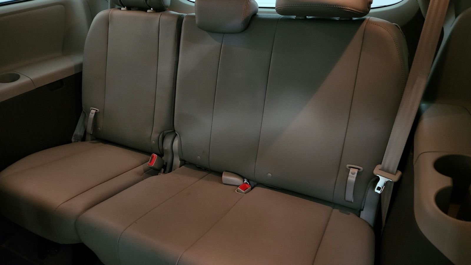 Used 2019 Beige Toyota XLE Premium image 40