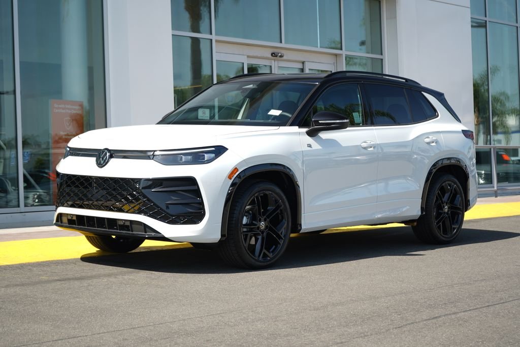 2026 Volkswagen Tiguan 2.0T SE R-Line Black's photo