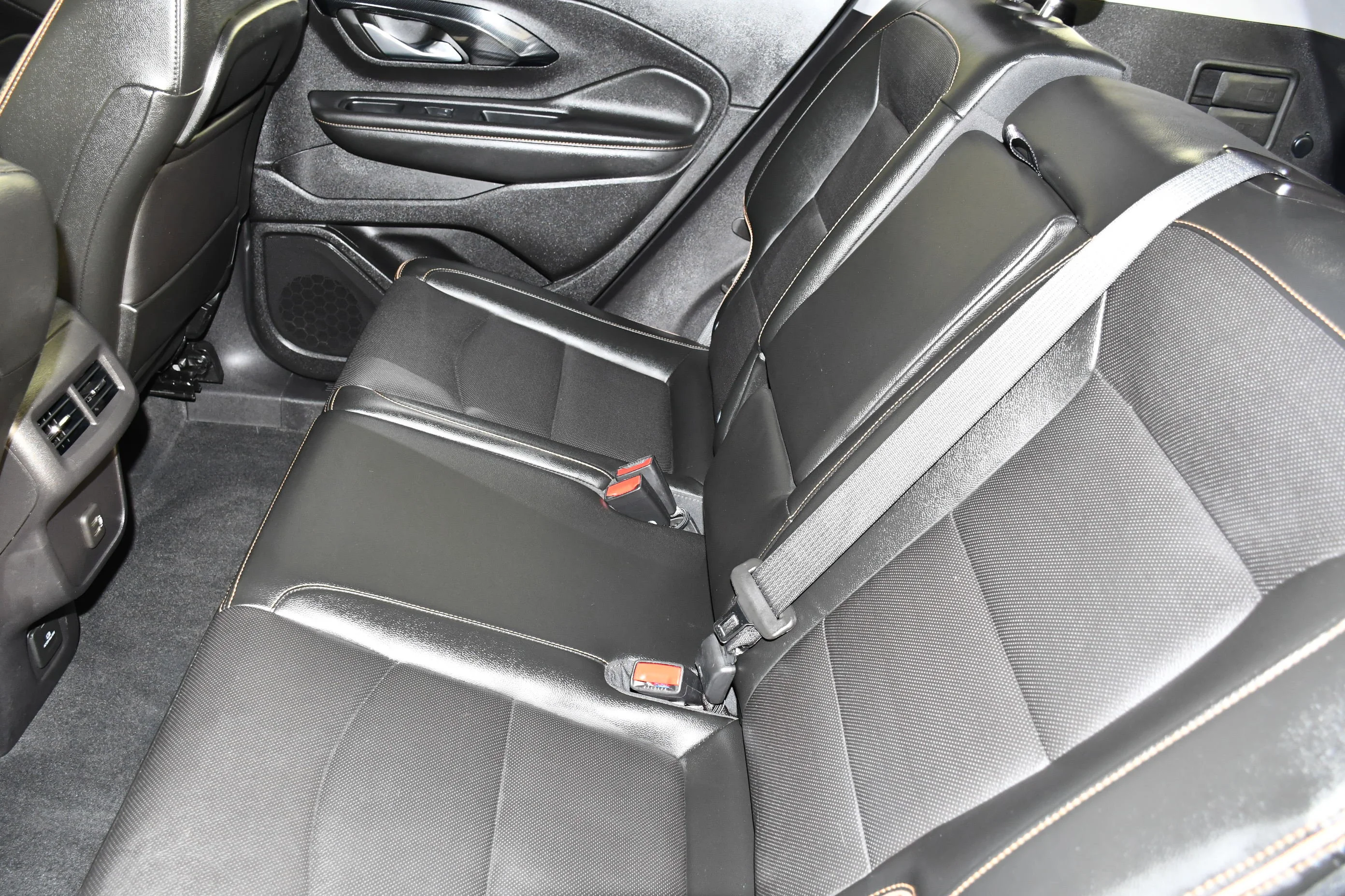 Used 2024 Summit White GMC AT4 image 50