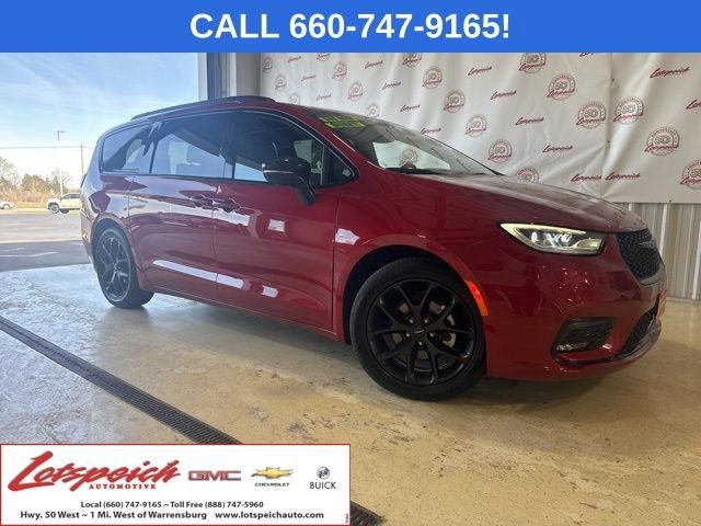 2025 Chrysler Pacifica Limited's photo