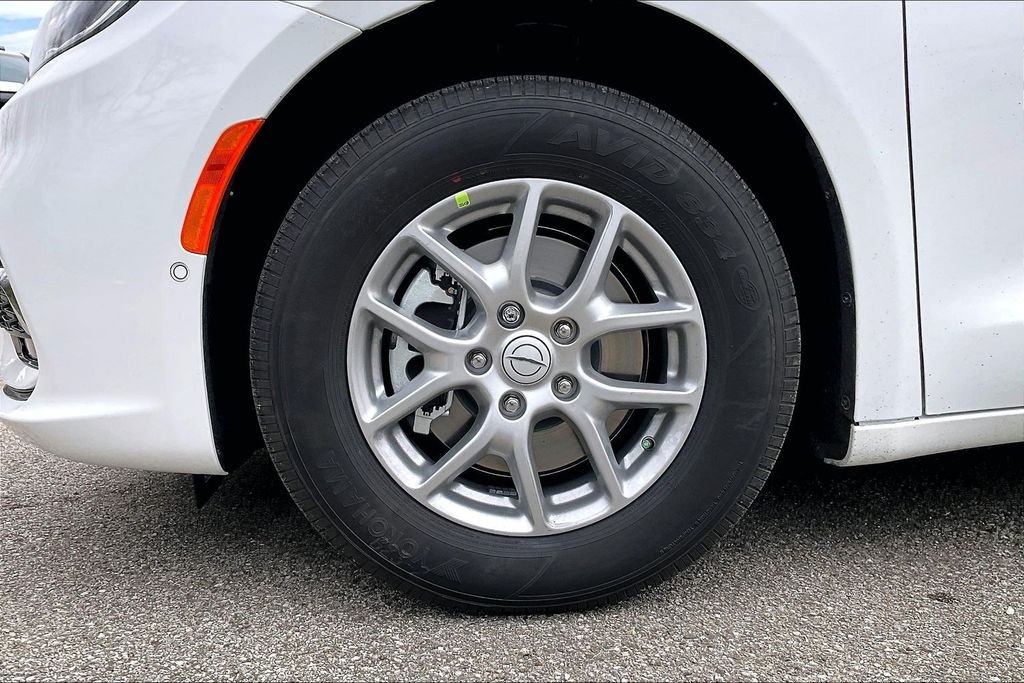 New 2026 Chrysler Pacifica Select 4D Passenger Van