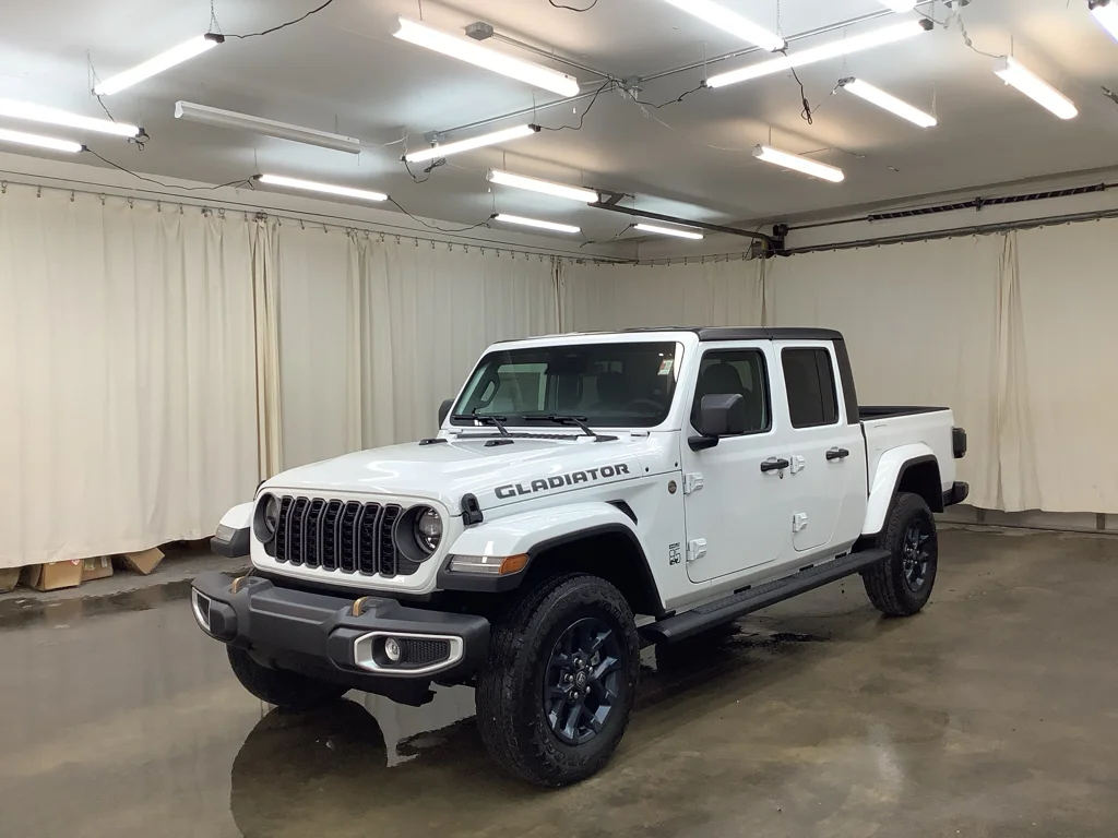 2026 Jeep Gladiator 85th Anniversary Edition Auto's photo