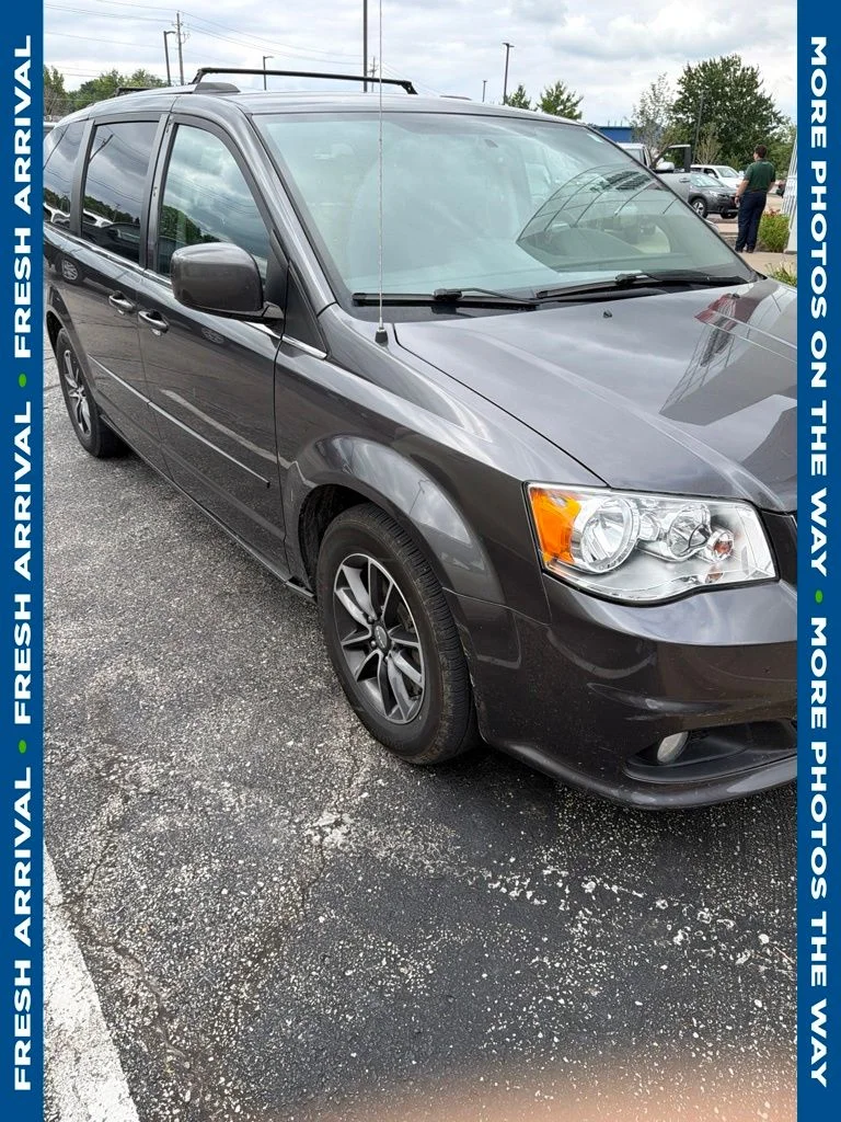 Used 2017 Gray Dodge SXT image 2