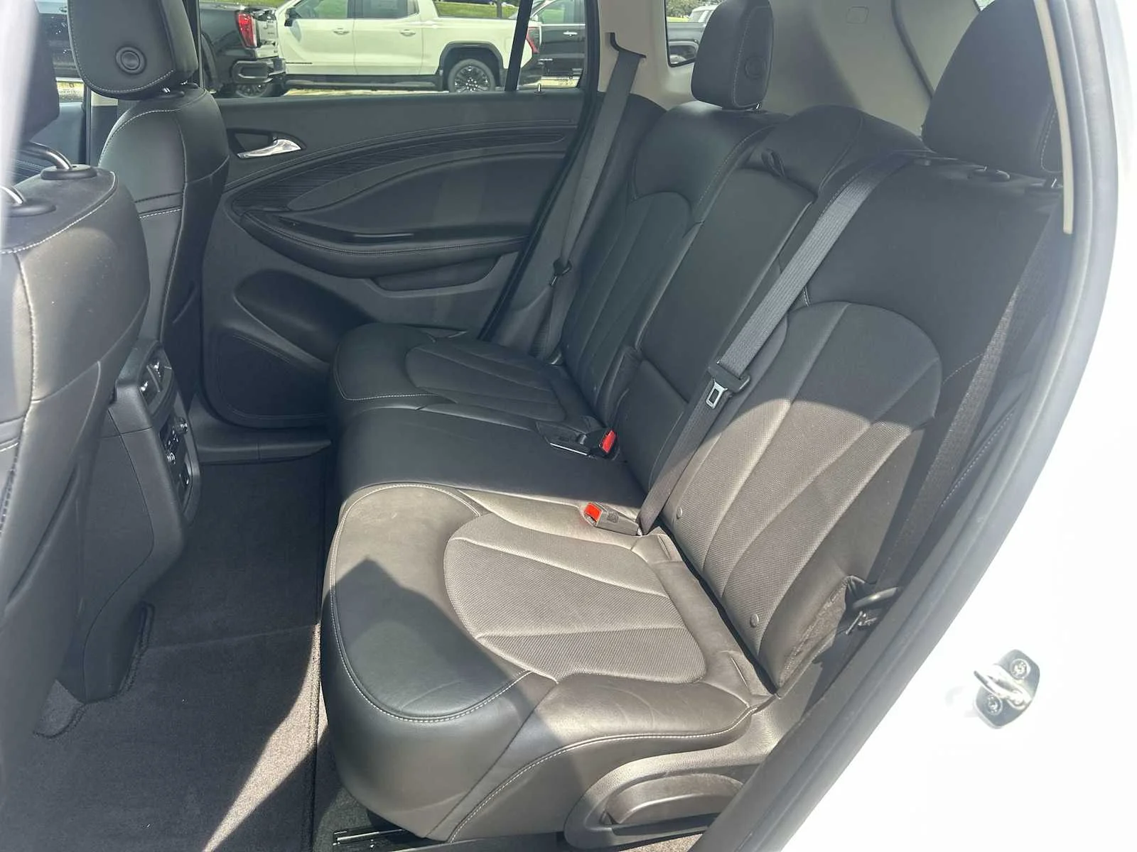 Used 2017 SUMMIT WHITE Buick Essence image 27