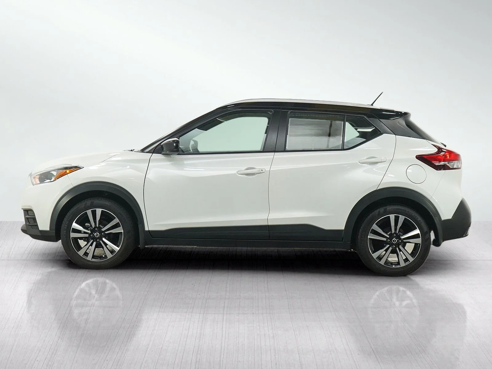 Used 2018 Nissan Kicks SV with VIN 3N1CP5CU9JL516272 for sale in Burnsville, Minnesota
