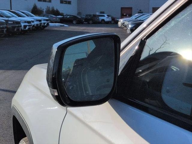 New 2026 Bright White Clear-Coat Exterior Paint Jeep Altitude image 7