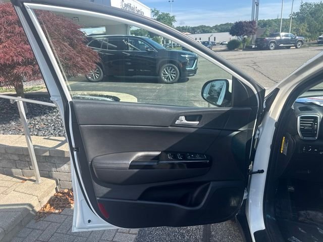 Used 2022 White Kia EX image 9