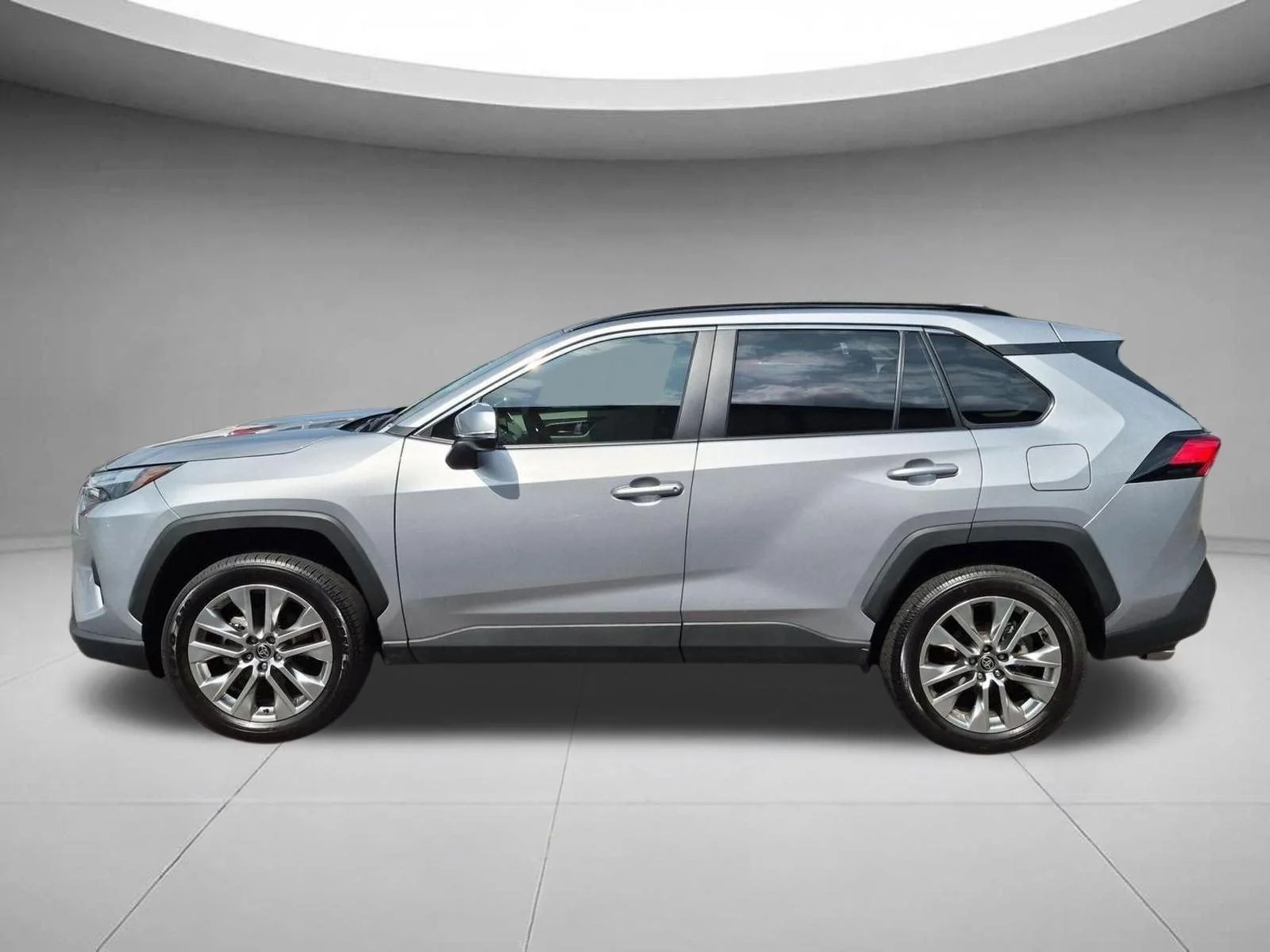 Used 2025 Silver Sky Metallic Toyota XLE Premium image 2