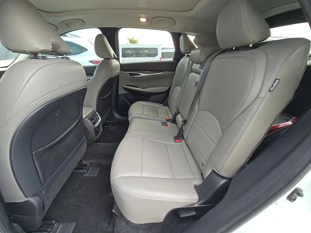 Certified Used 2023 White INFINITI LUXE image 8