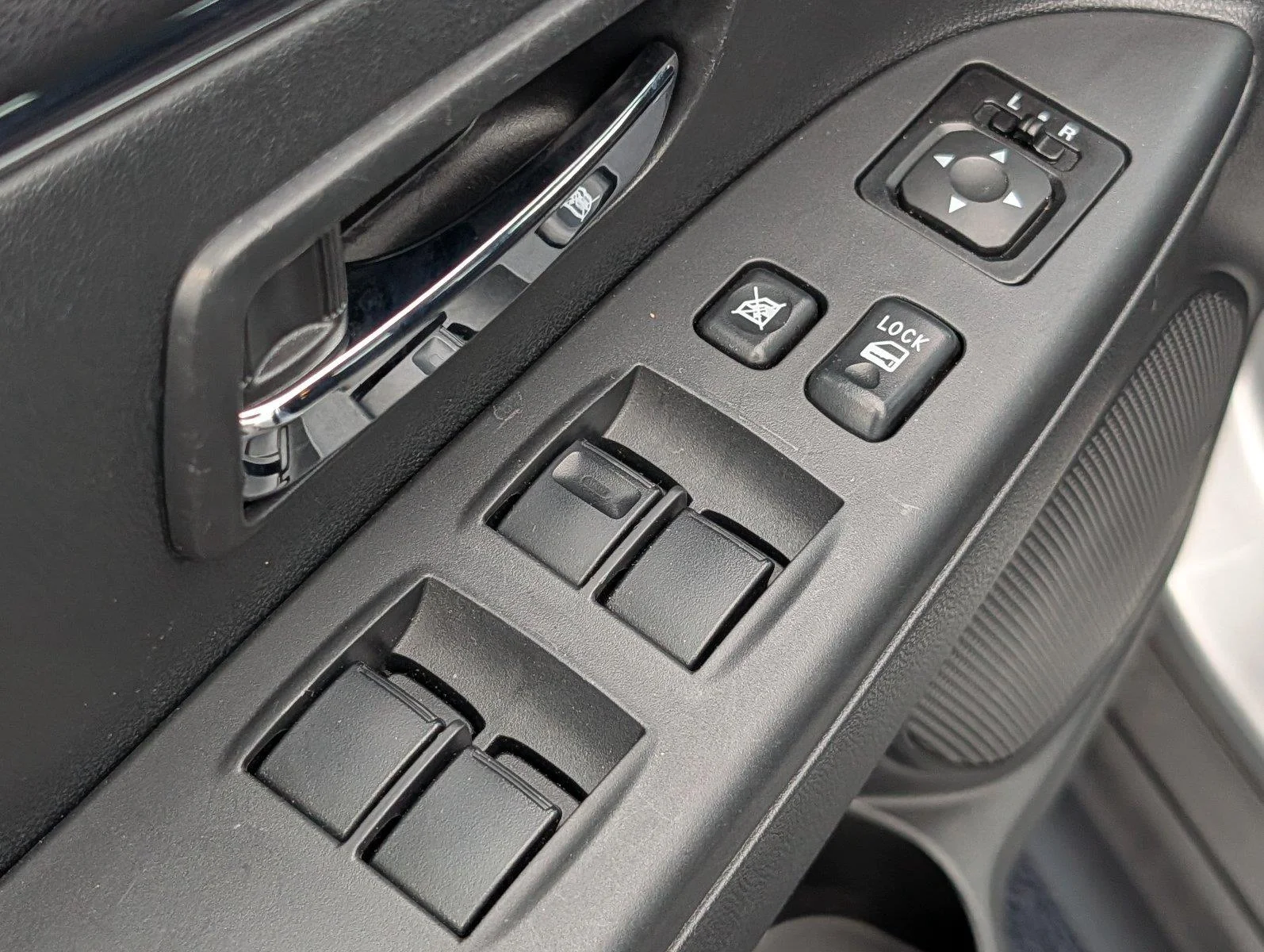 Used 2025 Alloy Silver Metallic Mitsubishi ES image 15