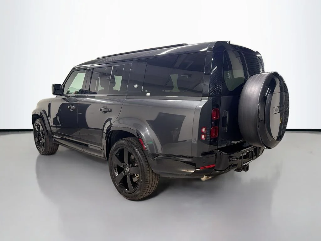 Certified Used 2024  Land Rover X-Dynamic SE image 3