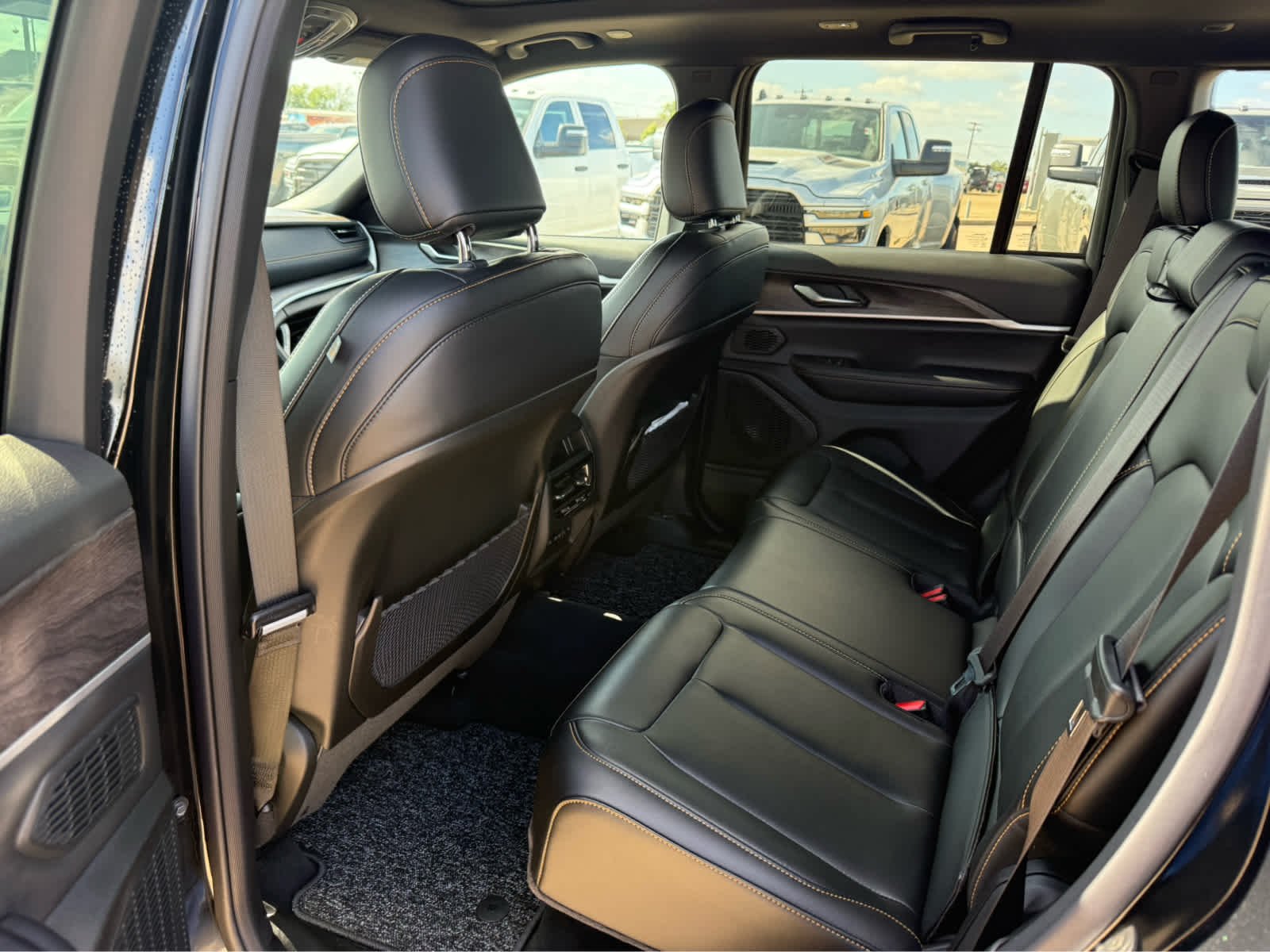 New 2026 Diamond Black Crystal Pearl-Coat Exterior Paint Jeep 85th Anniversary Edition image 11