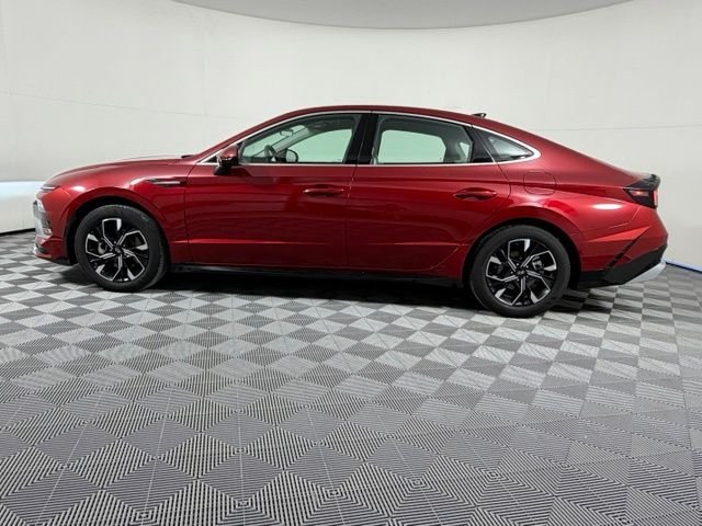 Used 2025 Red Hyundai SEL image 4