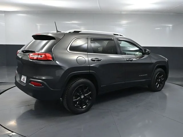 Used 2016 Gray Jeep Latitude image 4