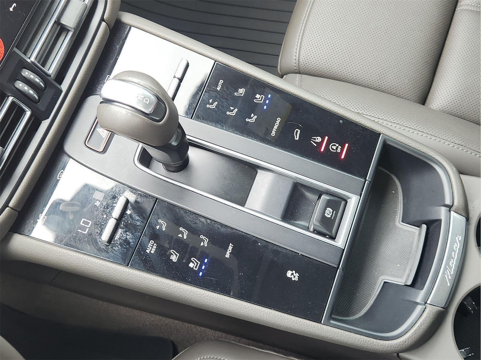 2022 Porsche Macan photo 21 of 33