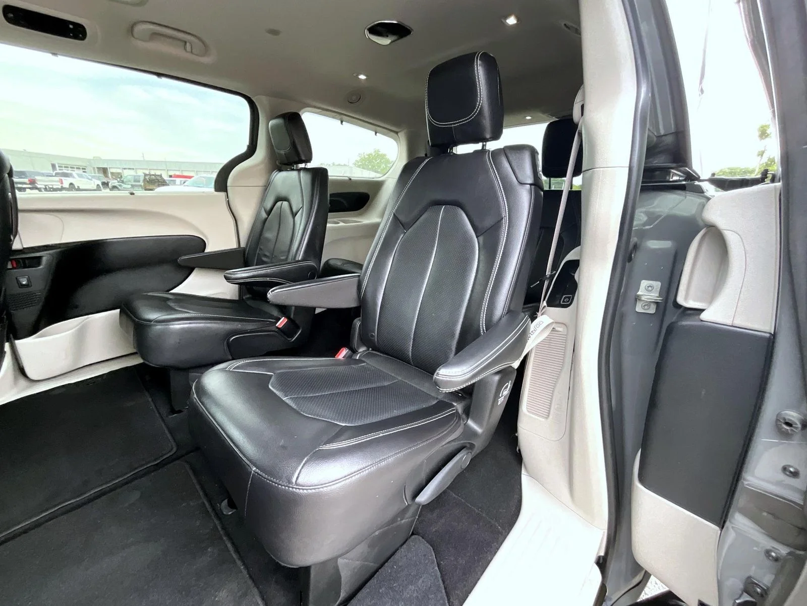 Used 2022 White Chrysler Touring L image 26