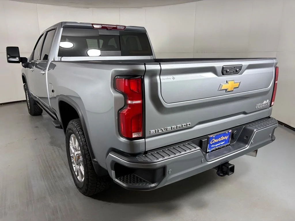 Used 2025 Gray Chevrolet High Country image 7