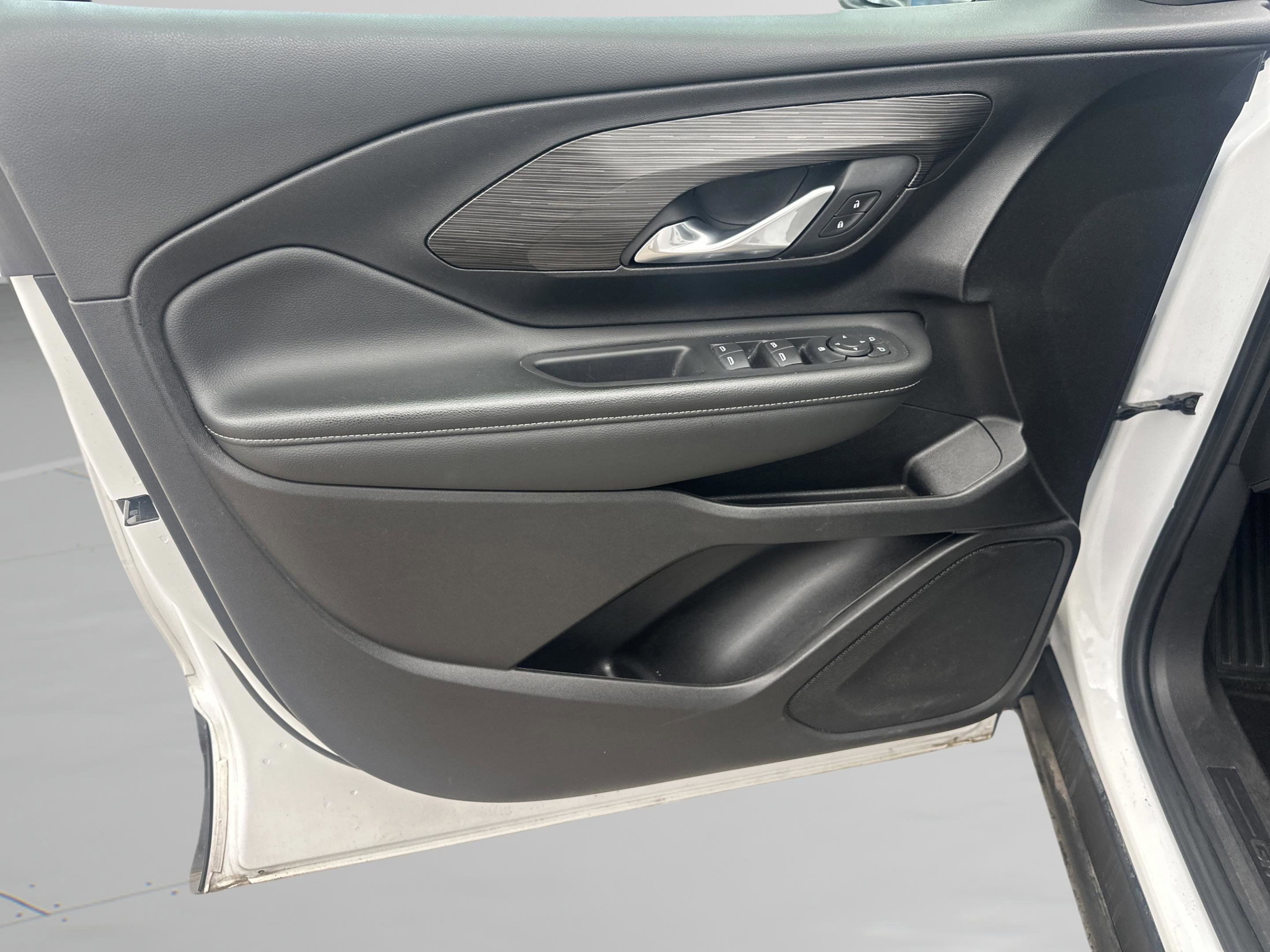 Used 2024 Summit White GMC SLE image 9