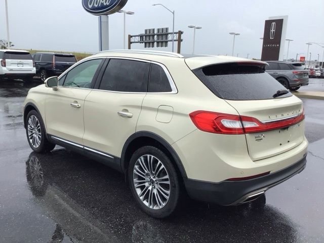 Used 2016 Platinum Dune Metallic Lincoln Reserve image 5