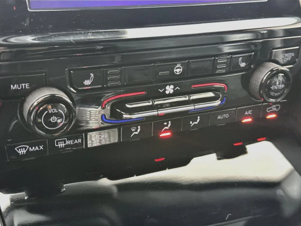 Used 2023 Red Jeep Altitude image 18
