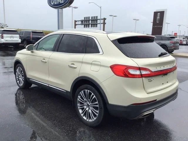 Used 2016 Platinum Dune Metallic Lincoln Reserve image 5