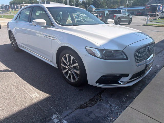 Used 2017 White Lincoln Premiere image 1