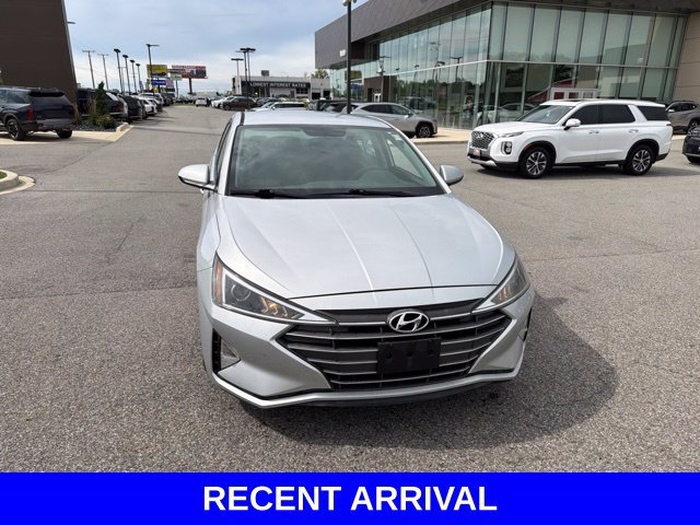 Used 2019 Silver Hyundai SE image 3