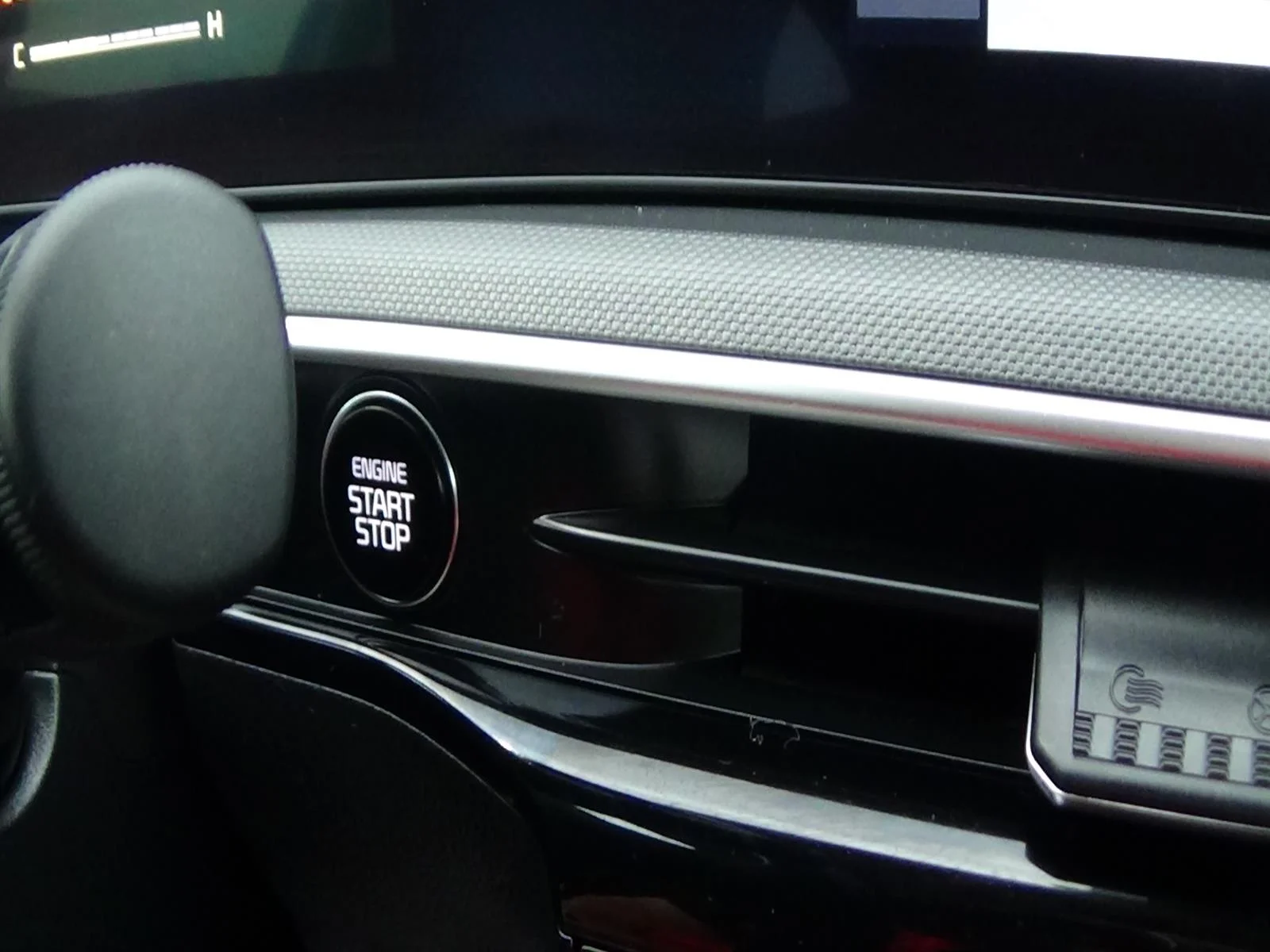Used 2025 Snow White Kia LXS image 26