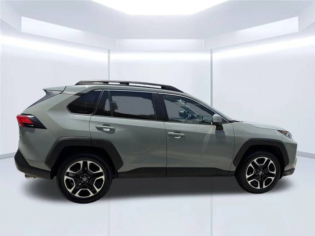 Used 2020  Toyota Adventure image 8