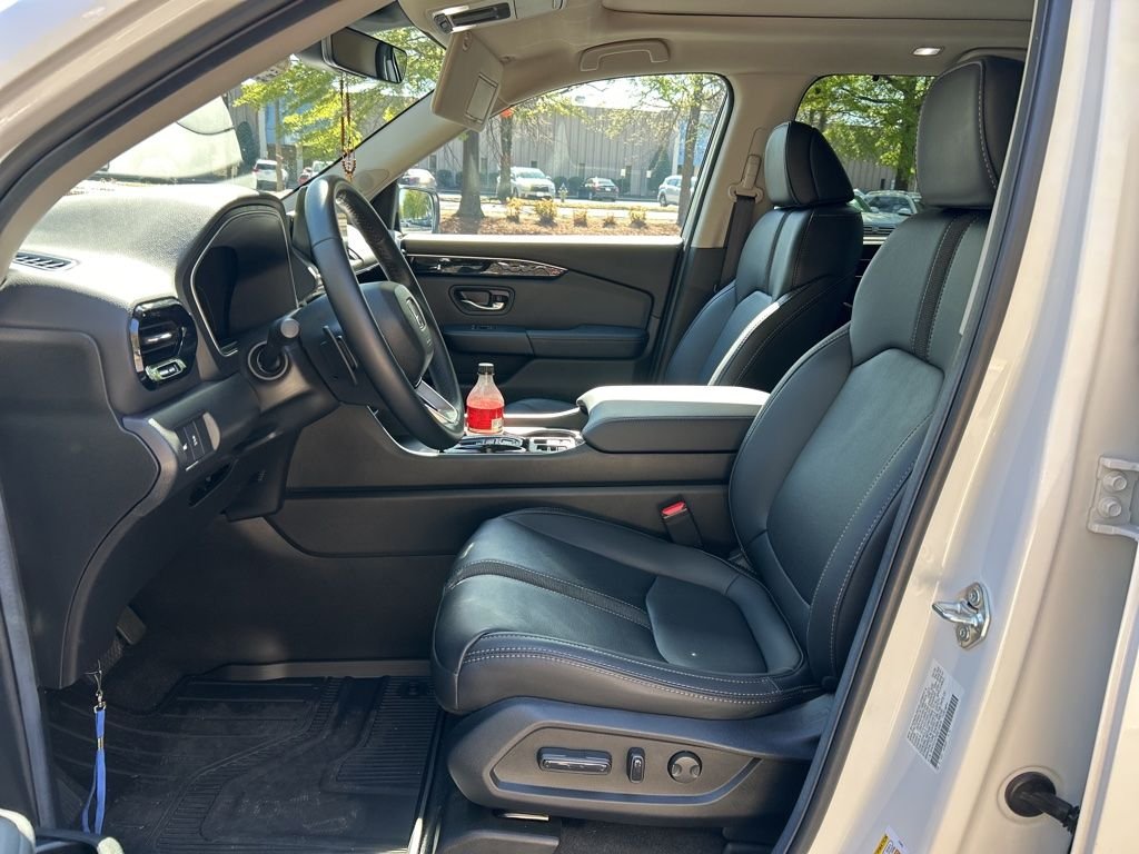Used 2025 White Honda Touring image 12