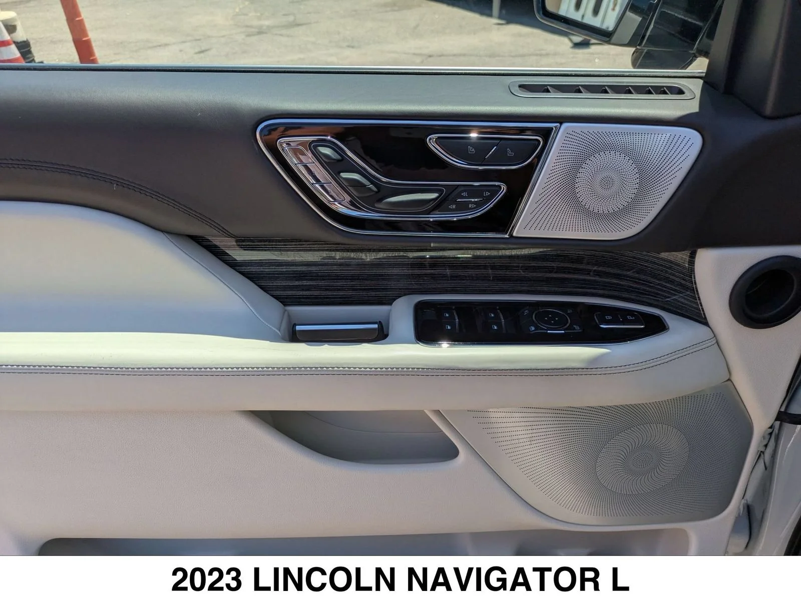 Used 2023 White Lincoln Black Label image 9