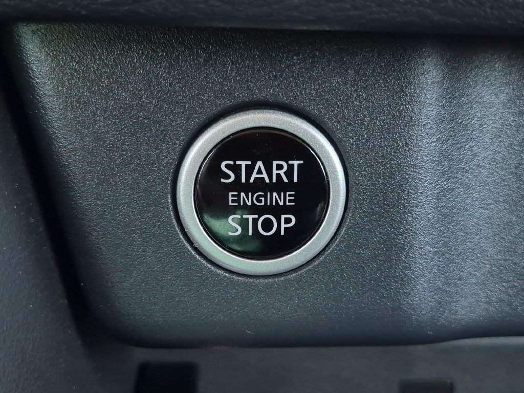 Used 2022 Gold Nissan Platinum image 17