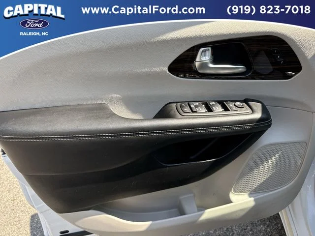 Used 2024 White Chrysler Limited image 19