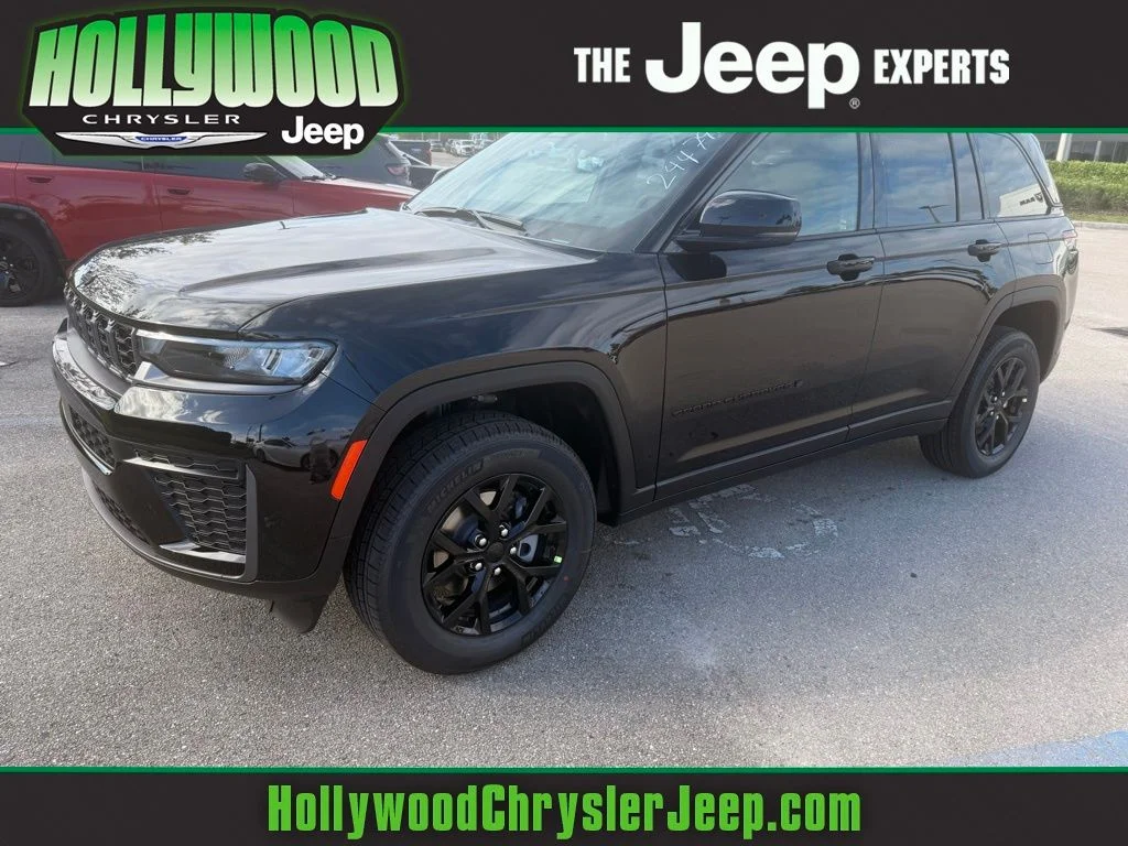 New 2026 Diamond Black Crystal Pearl-Coat Exterior Paint Jeep Altitude image 1