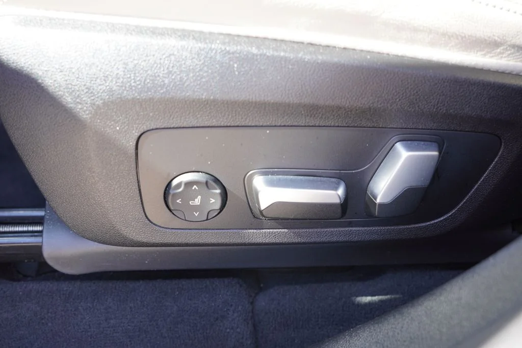 Used 2023 Alpine White BMW xDrive30i image 26