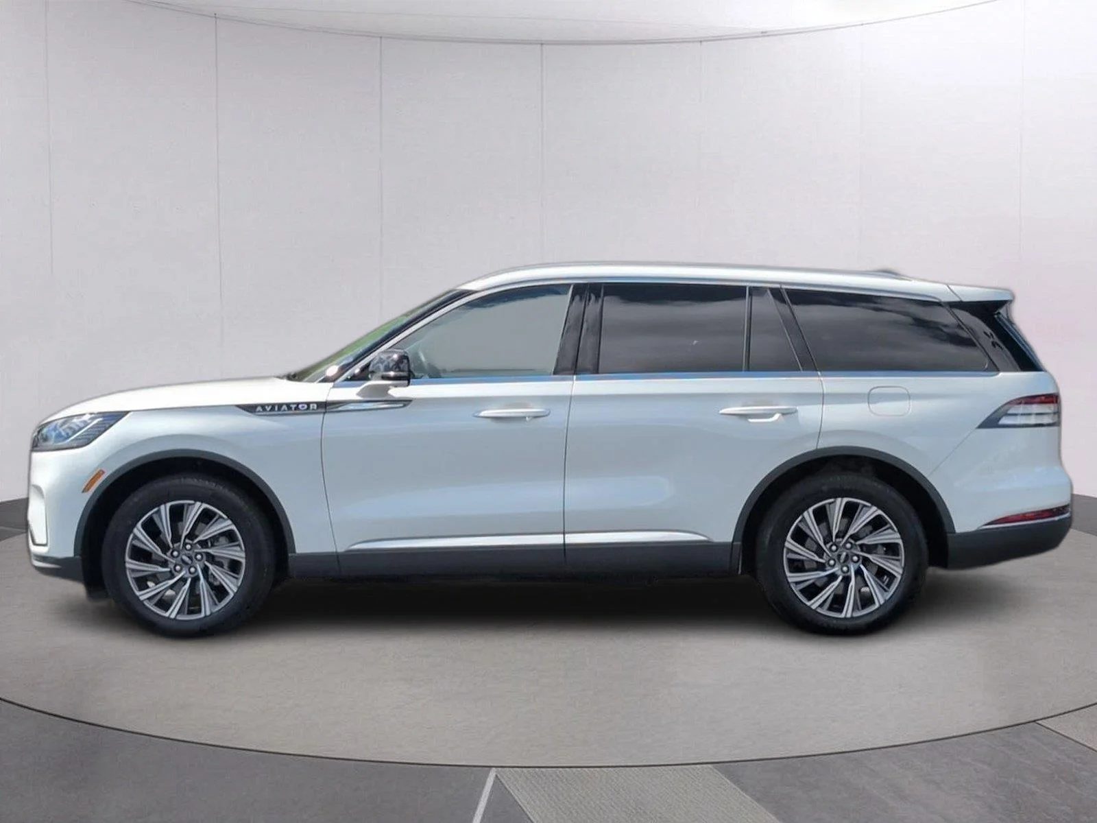 Used 2025 Pristine White Metallic Tri-Coat Lincoln Premiere image 2