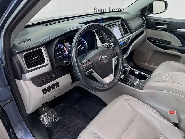 Used 2016 Blue Toyota XLE V6 image 9