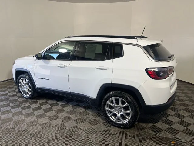 Certified Used 2022 White Jeep Latitude Lux image 6