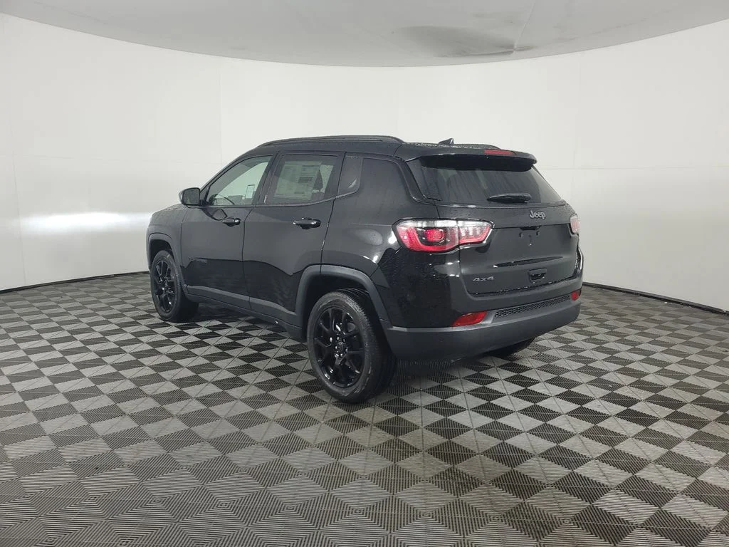 New 2026 Diamond Black Crystal Pearl-Coat Exterior Paint Jeep Latitude image 6