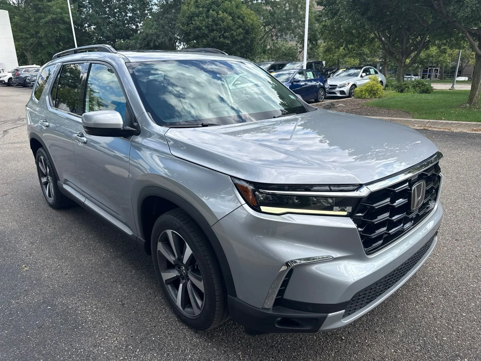Used 2023 Lunar Silver Metallic Honda Touring image 6