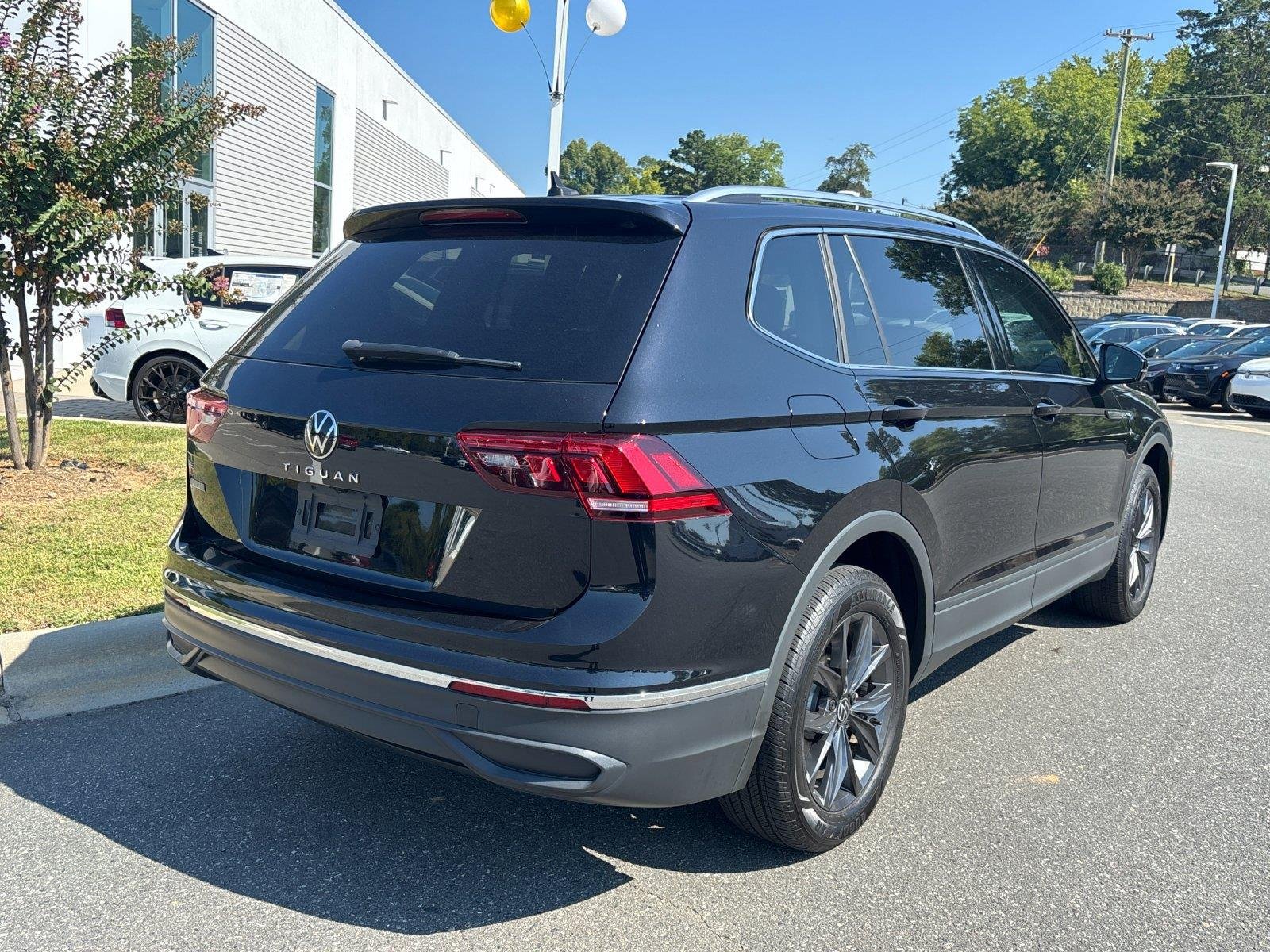 Used 2023  VOLKSWAGEN SE image 5