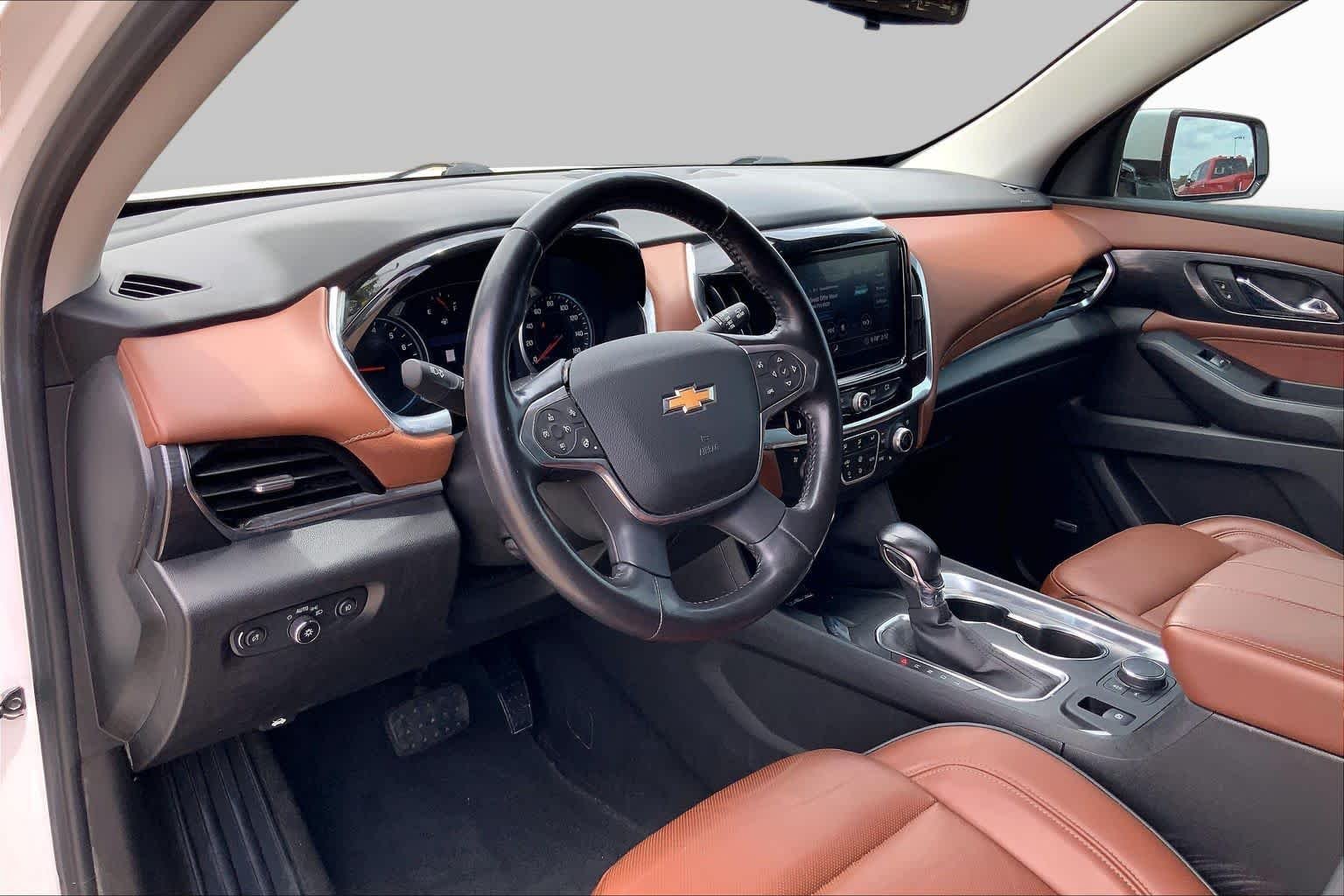 Used 2021 Iridescent Pearl Tricoat Chevrolet High Country image 18