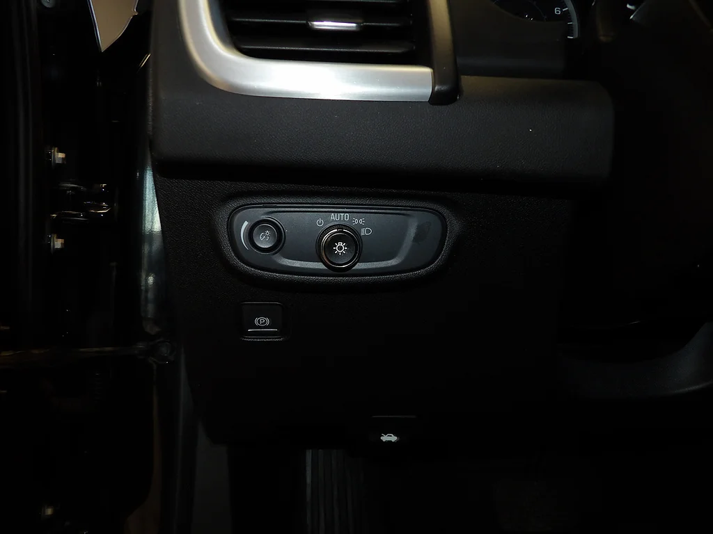 Used 2018 Ebony Twilight Metallic GMC SLE image 28