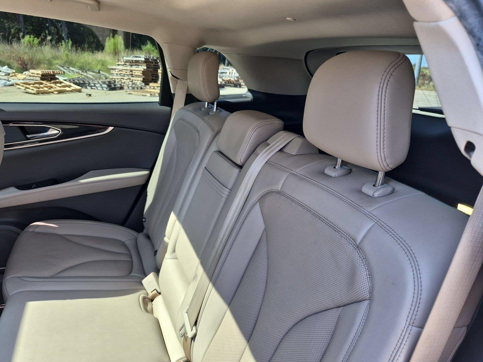 Used 2022 Ceramic Pearl Metallic Tinted Clearcoat Lincoln Reserve image 31