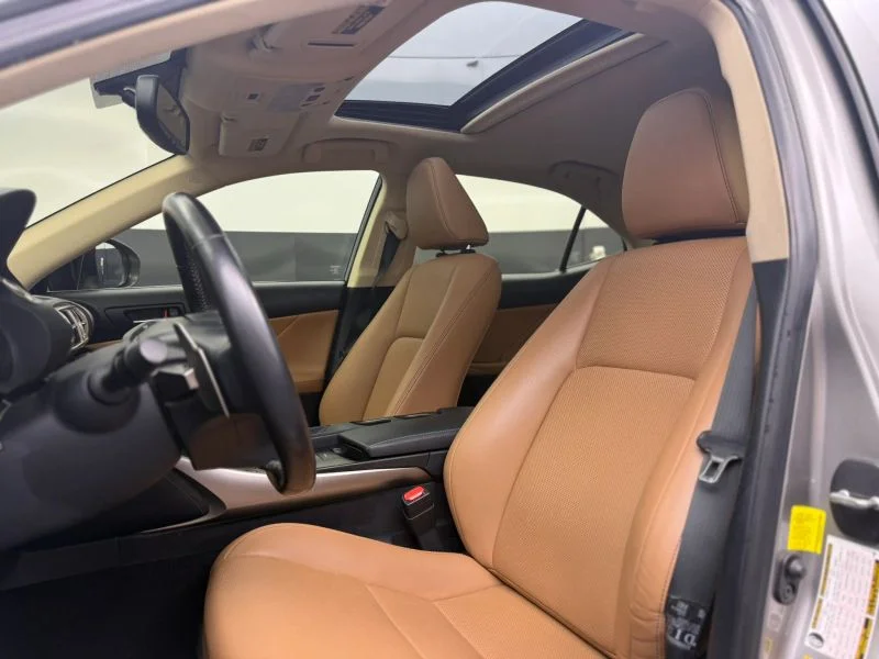 2016 Lexus IS 200t - Photo 10