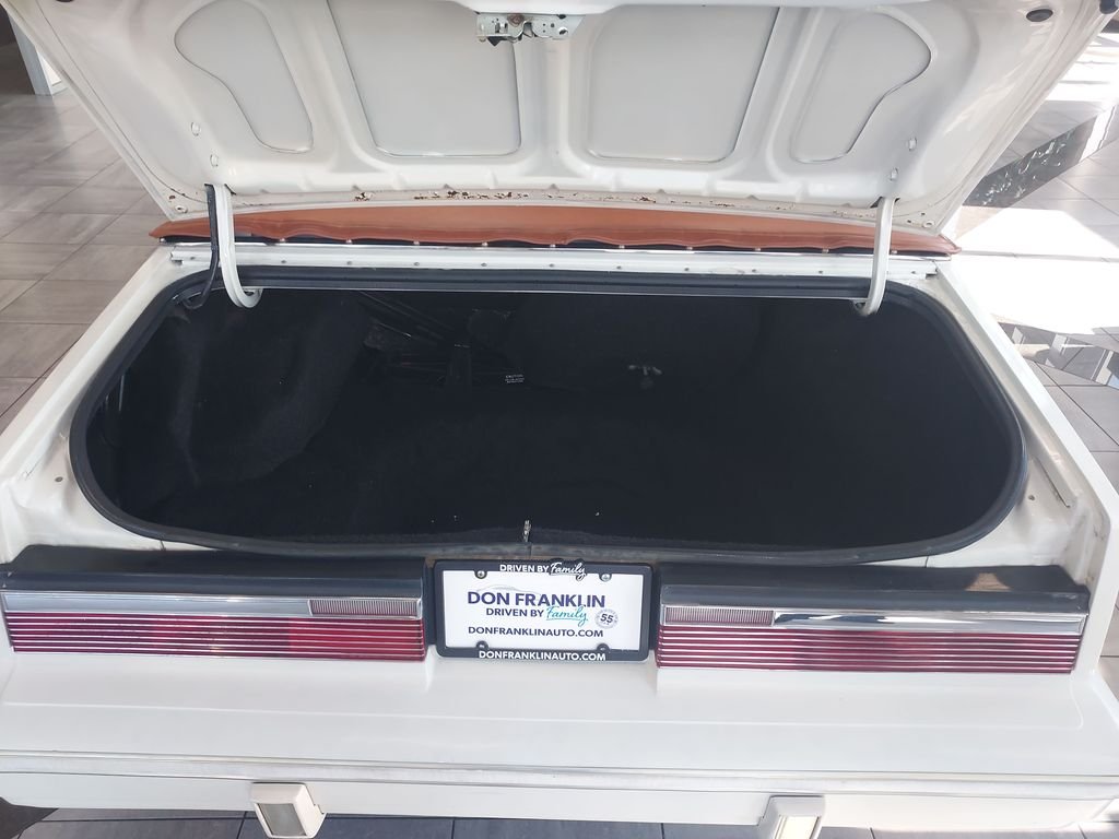 Used 1983 White Chrysler  image 9
